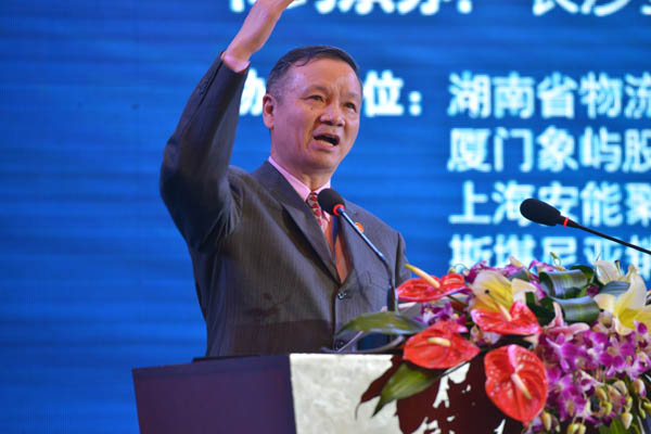 恽绵主持对话.jpg