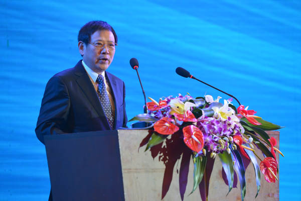 崔忠付副会长主持大会.jpg