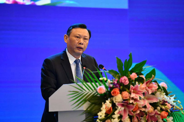 何黎明.jpg