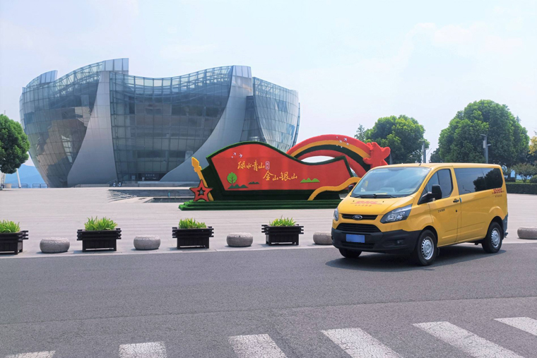 新闻图片(2)：DHL快递派送车在徐州市音乐厅附近派件.jpg