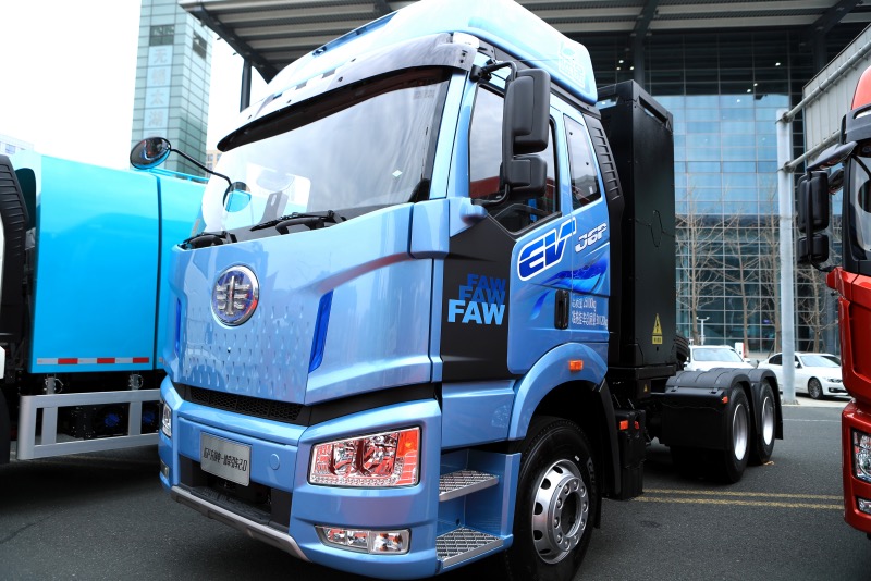 J6P充换电一体牵引车.jpg