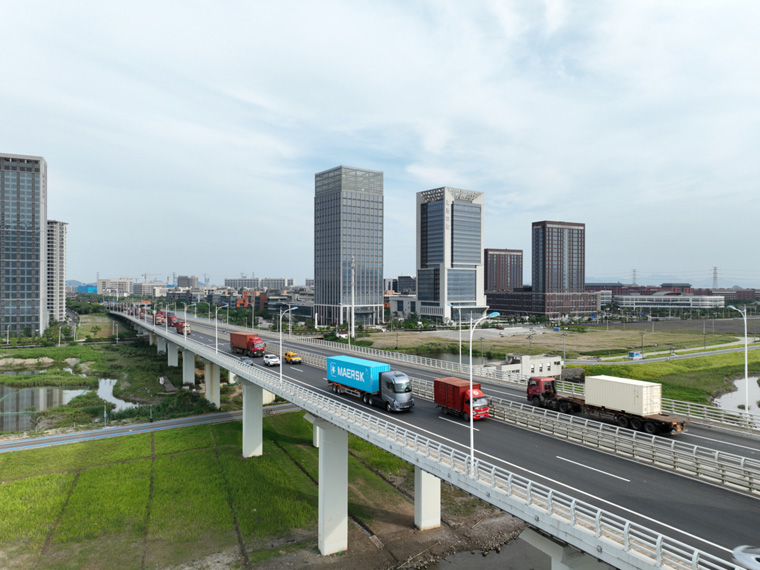 Blue container and Geely truck on the road_DJI_0257 (2).jpeg