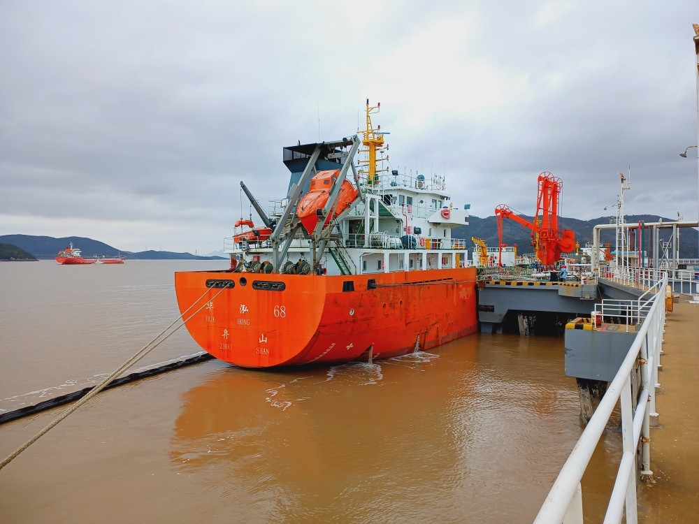 1774517204537382.jpg “绿”启舟山,服务保障全国首个船用生物燃料油混兑业务落地 (1).jpg