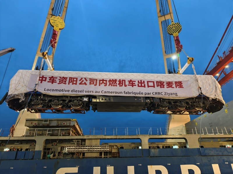 1783324304912772.jpg 喀麦隆机车张家港装船作业.jpg